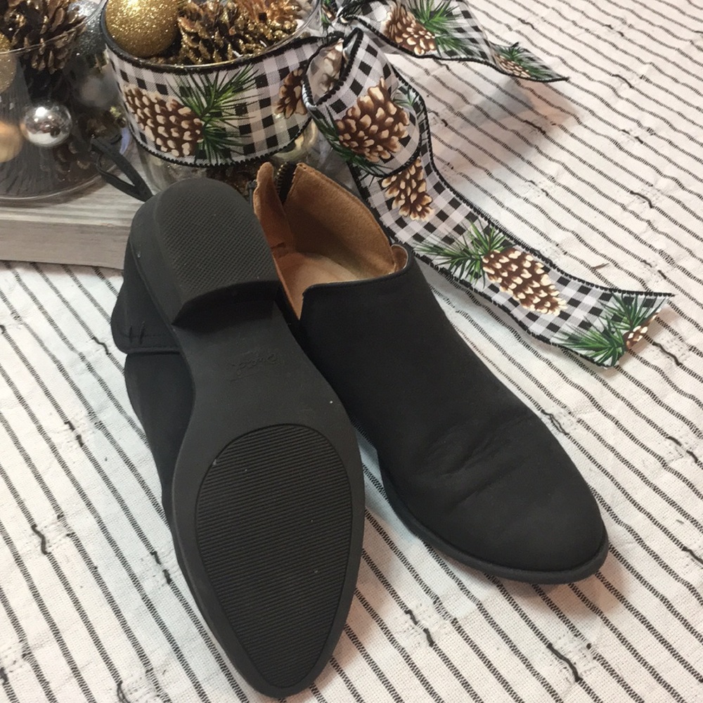 Size 6.5 Qupid short black booties.